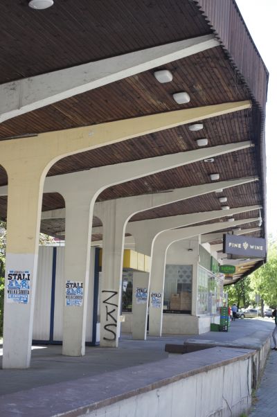 Podcień między pawilonem Hetmańska 27 i 31 oparty na sześciu słupach, pierwsze dwa słupy od p&oacute;łnocy usytuowane są bliżej siebie, pozostałe ustawione sa rytmicznie w r&oacute;wnych odstępach. Fot. Ludmiła Łapka